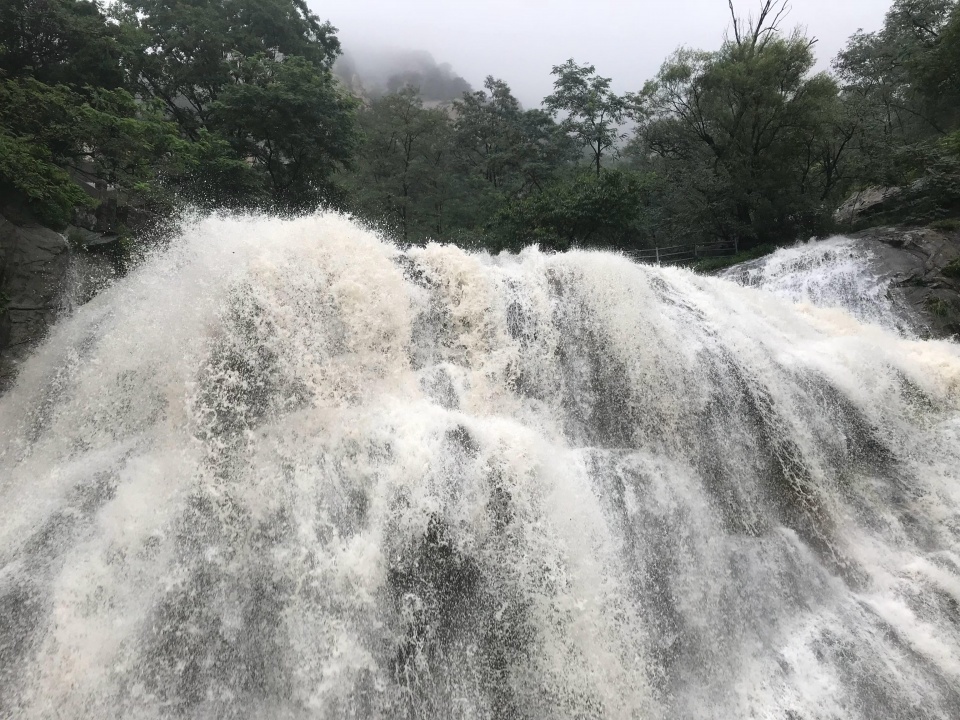 天降暴雨泰山景区台阶变“瀑布” 不少游客逆流而上