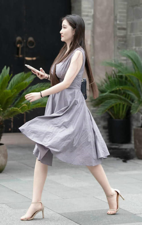  夏季■街拍：吊带裙小姐姐，夏季所有幻想的开始