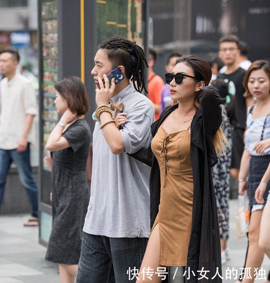 路人街拍微胖界的小姐姐，黄色运动背心穿出不一样的清爽和性感