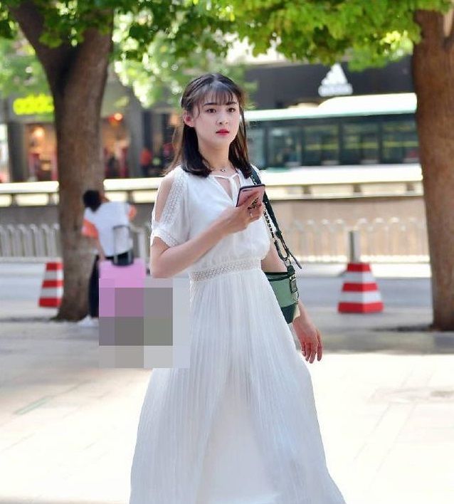#身穿#街拍:小姐姐身穿淡粉色上衣和牛仔超短裤,秀出纤细长腿,笑容甜美可爱