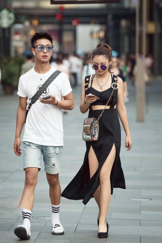 穿裹胸开叉裙的美女，长腿时隐时现，她旁边的男人很幸运！