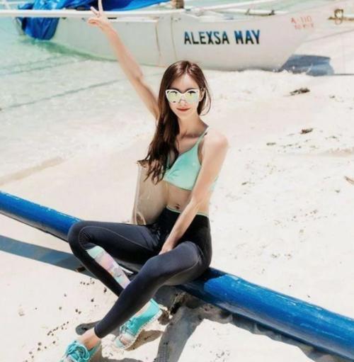 盛夏！漂亮的小姐姐身穿性感的泳衣！成为海边的靓丽的风景线！