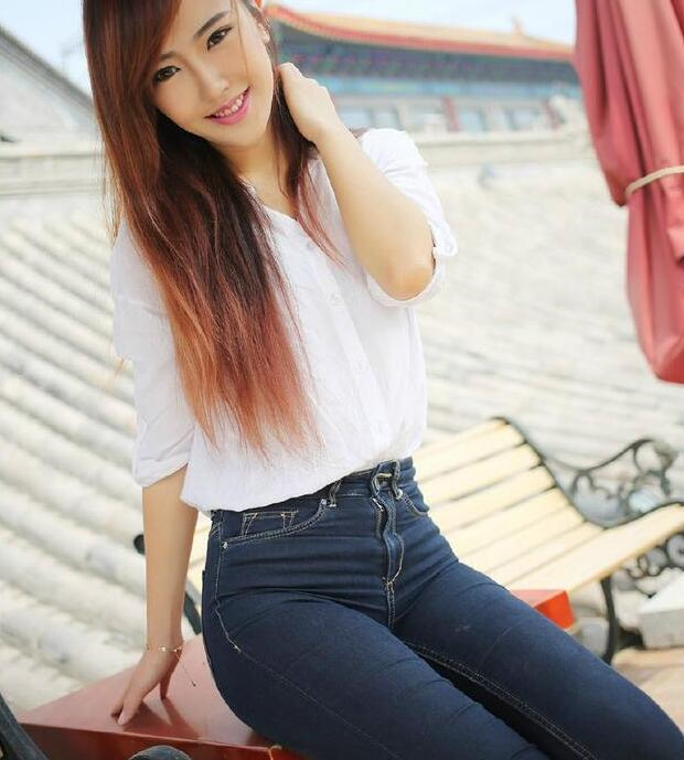 女神搭配：优雅气质的牛仔裤美女，身材凹凸紧致，女神范十足！