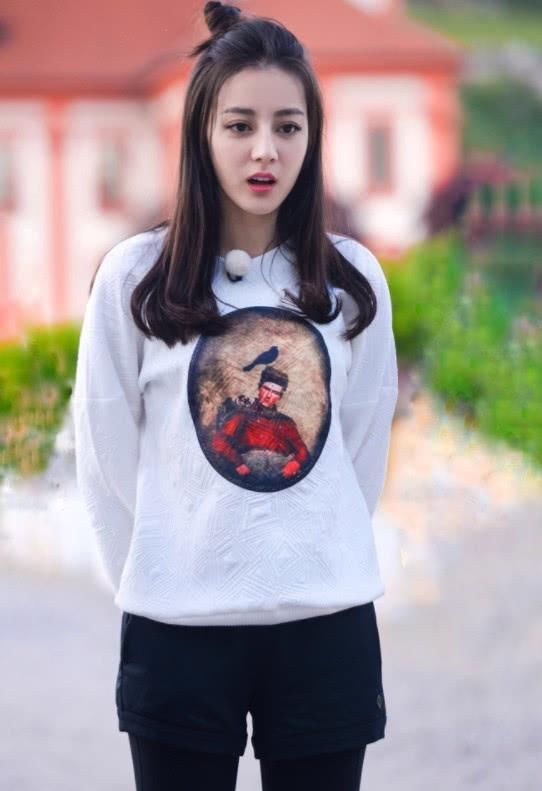 迪丽热巴经历了什么?鞋子上竟长满了“石头”，走路抬得动腿吗?