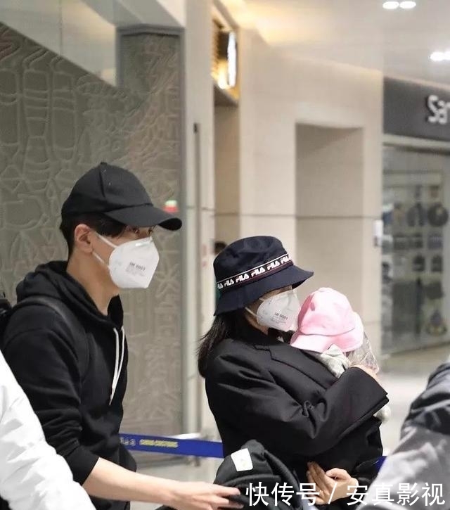  『时尚单品』高圆圆一家三口首亮相，高圆圆抱娃妈妈力max，赵又廷护妻甜到腻
