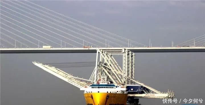  「桥吊」今天长江上驶过了一个“庞然大物”，还刷新了一项纪录