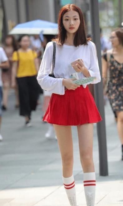  『红色』红色百褶裙搭配，美女显得神采奕奕