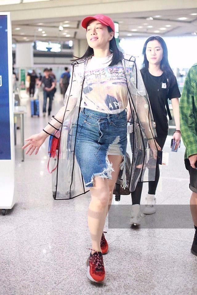 女人一胖就显老态，钟丽缇这肉膀水桶腰，硬是塞了条紧身裙!