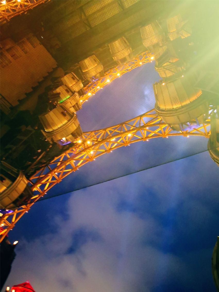 亚洲最高建筑内8字型摩天轮，坐在上面可以俯瞰澳门