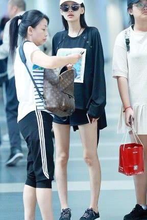 孙怡裙子穿的也太短了，都短到只能遮住大腿根了，网友：这腿我服