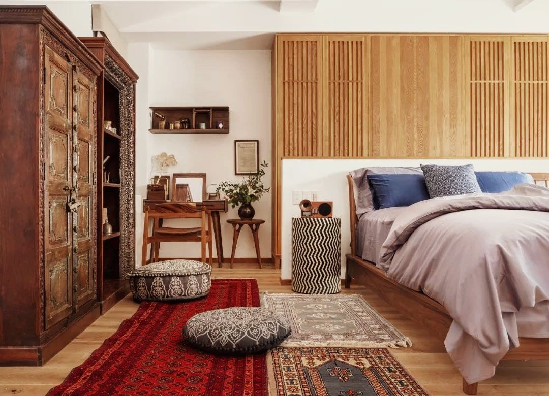 这是位于重庆南山的一座 户型，屋主将客厅能拆除的墙体全部拆除.