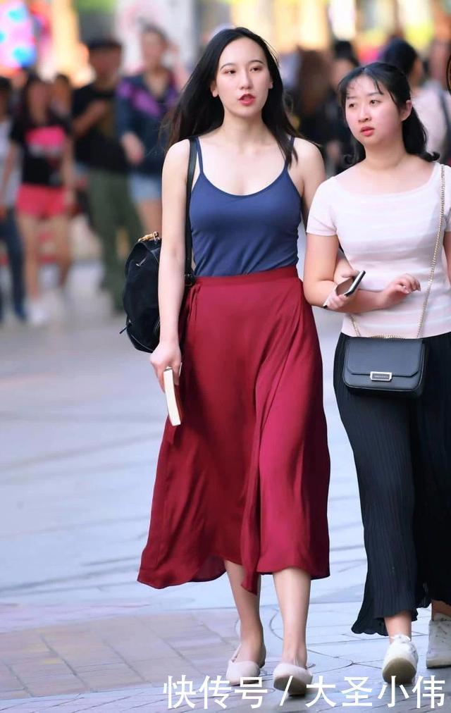  蓝色|美女街拍：长裙小姐姐很会搭配，上面蓝色下面红色，穿起来高级！