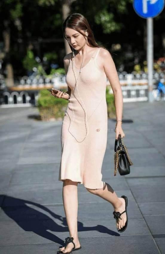 路人街拍:时尚多姿辣妈,娇柔惹人爱怜,有着妩媚动人的气质