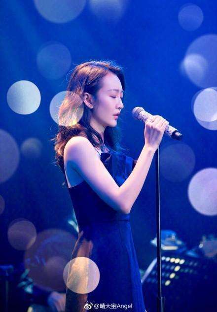 娱乐圈又一情侣恋情曝光, 女方疑似有孕, 网友: 真的假的