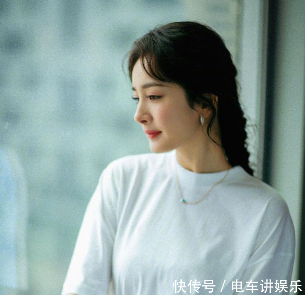 杨幂终于都不用担心发际线了! 斜刘海很时髦, 就连脸型也都变了!