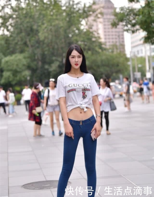  感觉：街拍：牛仔裤搭配使得整个人气场全开，看起来也很有街头风的感觉