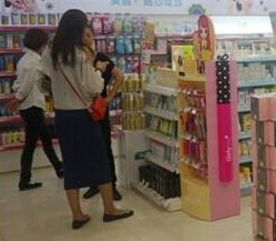 去屈臣氏买这些化妆品，导购从不推荐，仍然很多人买，店员自留款