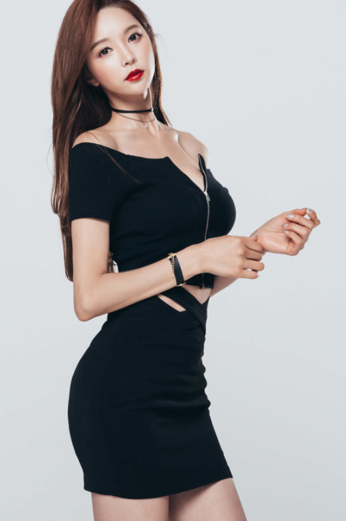 紧身包臀裙：舒适养眼的年轻妹子，身材太棒了，让人一眼难忘！