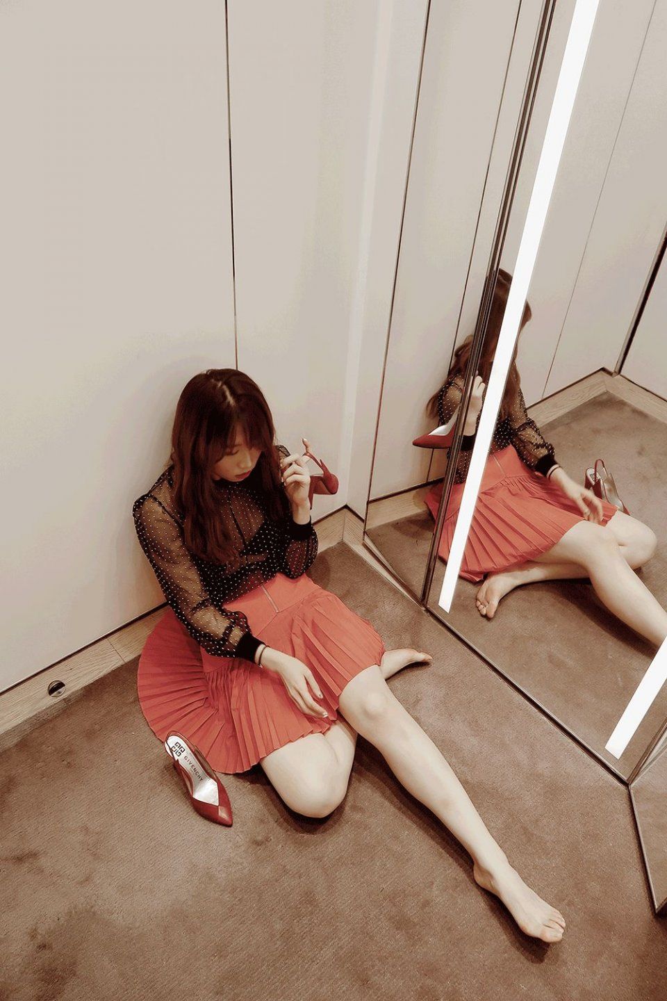 亲身示范丨原来真的可以在试衣间自拍出时尚芭莎封面!