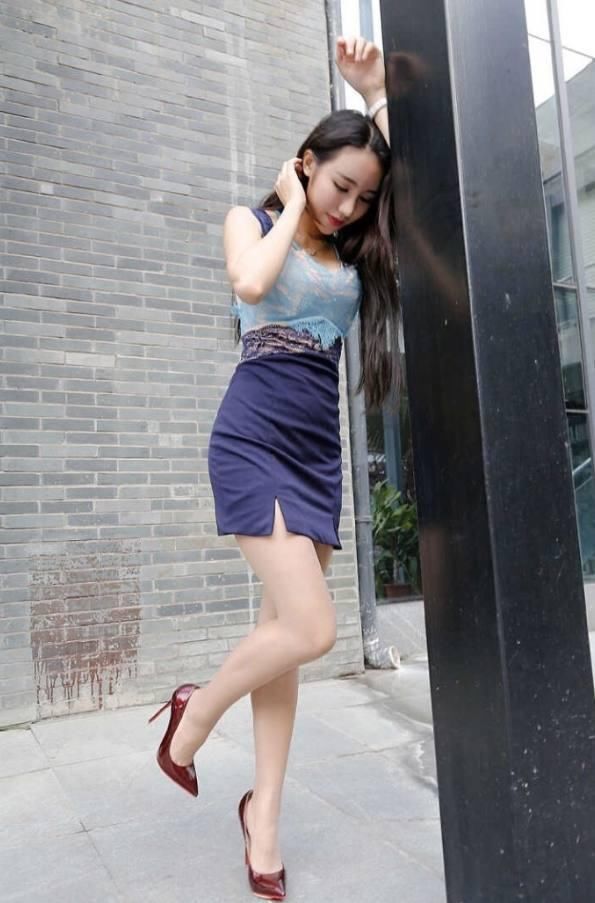 『不已』街拍:小姐姐的腿又白又长,街上的路人都羡慕不已!
