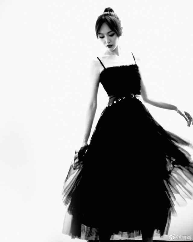 唐嫣太拼了!短裤提太高都快推根了 网友:罗晋能驾驭得了?