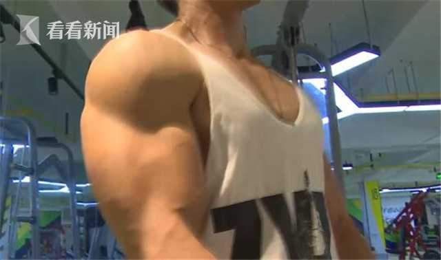 行走的荷尔蒙!61岁中国老头闪耀米兰时装周 40年健身练就好身材