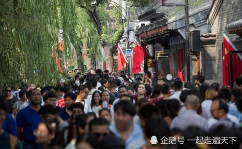 “十一”假期，北京南锣鼓巷，游人如织，非常热闹