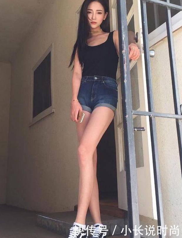 街拍:紧身衣搭配破洞裤,身材完美,气质独特!