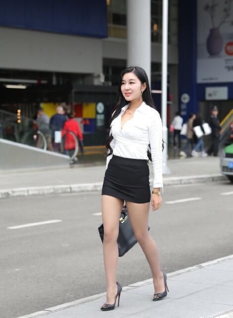  【美女】白衬衫美女很清纯, 薄袜只有一层影, 美到骨子里了
