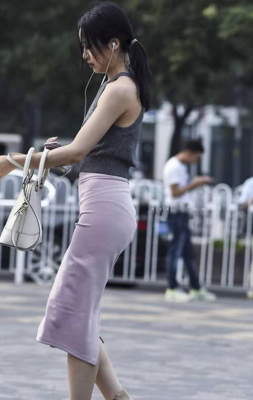 知性小姐姐包臀裙裹出丰腴臀线,上围俏皮的两点,很有风味