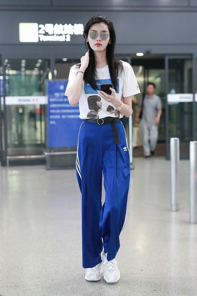 奚梦瑶机场穿小码靴，网友：腿都挤变形了！