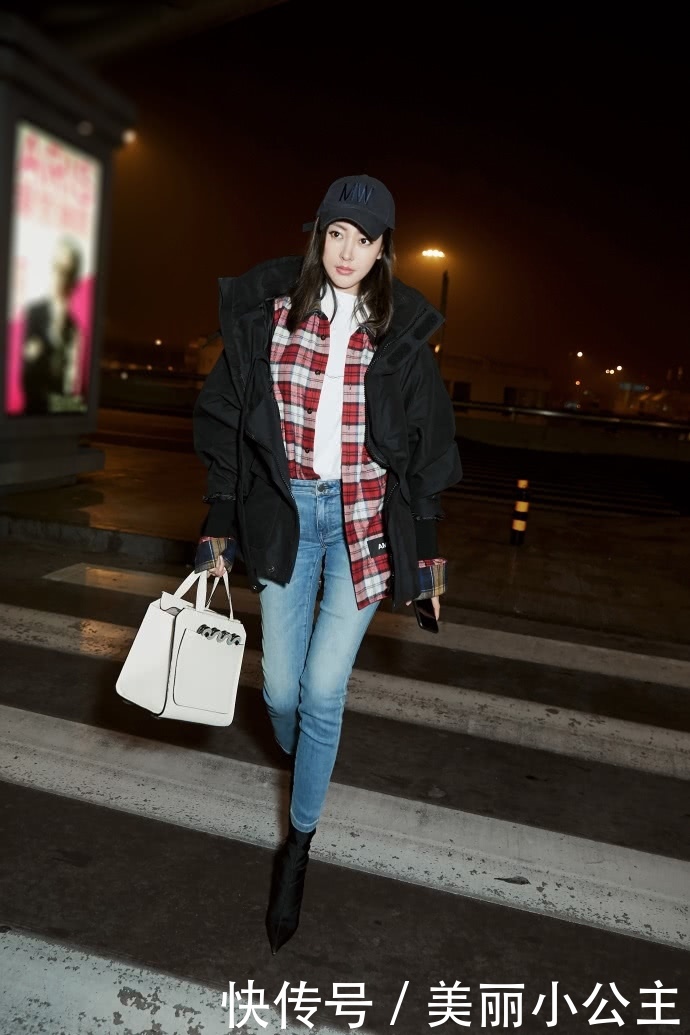 张天爱厉害了！牛仔裤里面还缝了条“短裤”好奇怎么穿进去的？