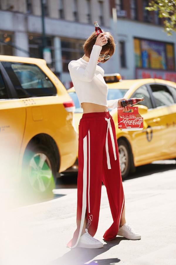 这个夏天来点“颜色”瞧瞧！白色上衣+缤纷下装的三种穿搭方式：