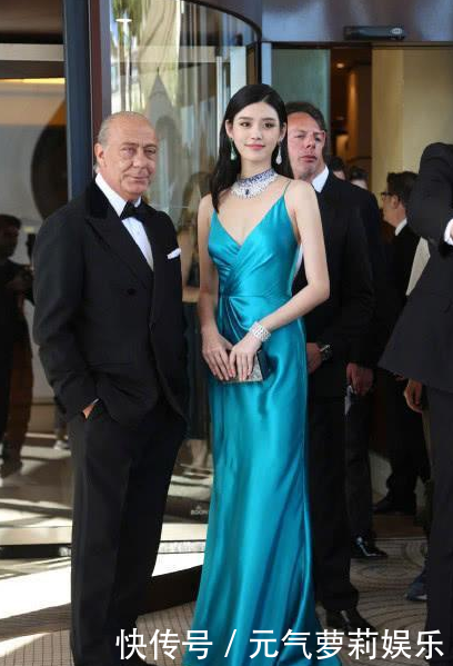 奚梦瑶穿开叉裙腿长无人能及, 网友: 转过身才是亮点！