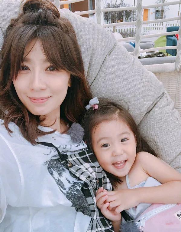 不信｜42岁贾静雯颜值有Bug了？原来这个地方有道纹真的会显老