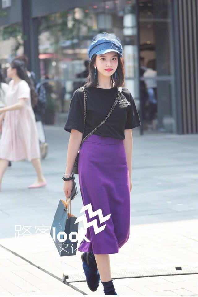 街拍：美得出众的漂亮女生，即使在人群中一眼就可以看到！