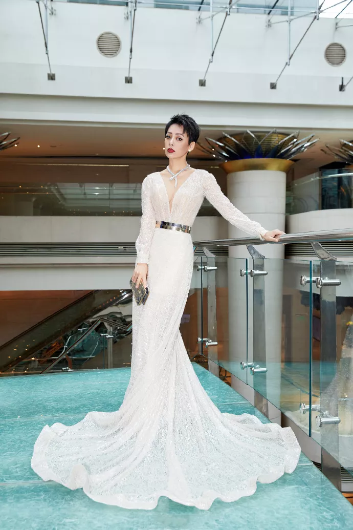 46岁宁静为了美太拼了，深V裙惊艳全场，网友：眼睛都挪不开