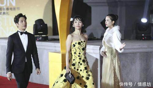 白百何真够放飞自我的，抹胸装低到用手扶，井柏然看的脸都红了