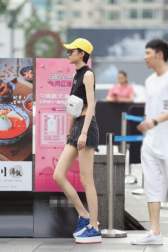 街拍：美女们“露腿装”上阵，简直满屏的大长腿！