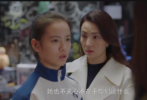 英子去南京参加冬令营，宋倩把家搬去了，乔卫东的举动更搞笑