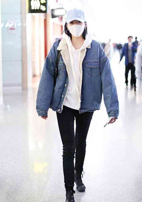 天呐！关晓彤太拼了，这么窄的裤头也要硬塞T恤