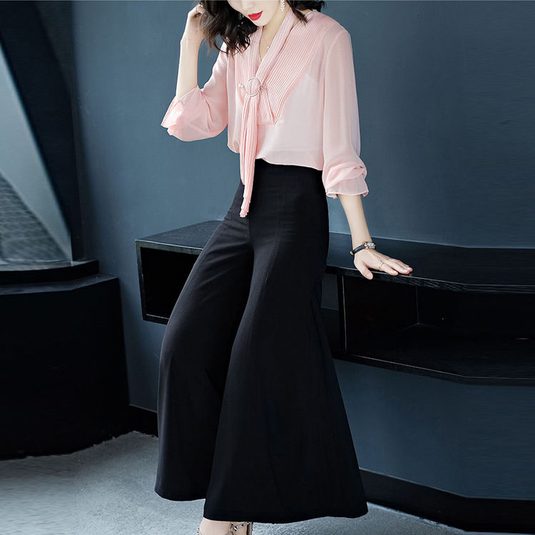 哇!这新出炉的气质套装+高跟鞋，太美了，败家的我又忍不住要买