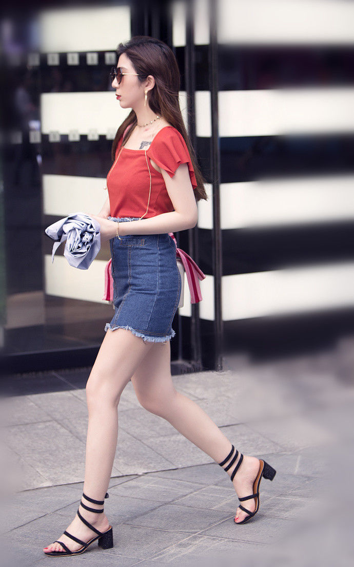 重庆街拍，打扮精致，身材姣好，这样的魅力最迷人!