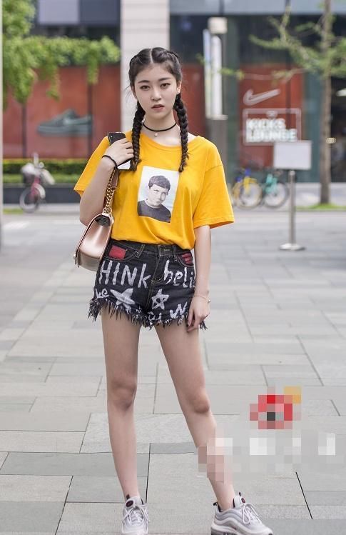  『位美女身』街拍：小姐姐一款白色的旗袍，脚踩一双蓝色的浅口高跟鞋，很迷人