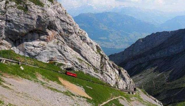 全球最惊险的铁路：最大坡度48度时速7公里，周边景色堪称一绝