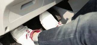 科目三需要减速或停车时，怎样来操作？