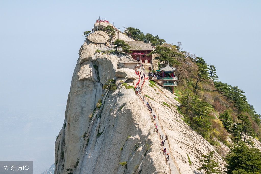 石塔东在山顶上，圣山华山