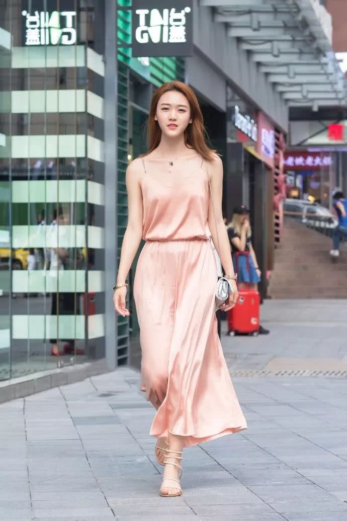 街拍：真丝空挡，轮廓清晰！