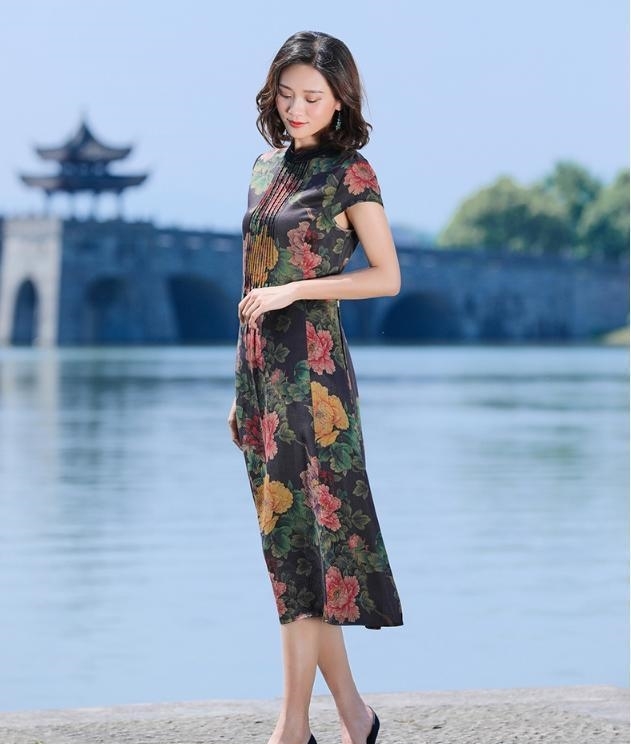  #选择#穿好旗袍并不难, 借鉴下面三点, 穿出旗袍的美