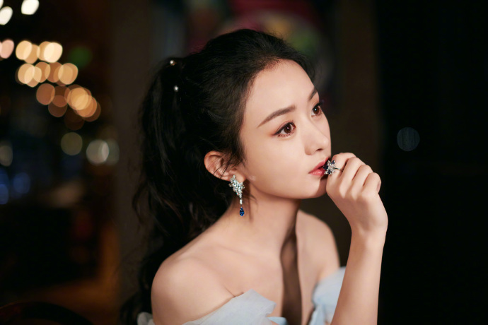 『 赵丽颖化身冰雪女王』化身冰雪女王Elsa优雅高贵,赵丽颖一袭冰蓝细闪抹胸纱裙现身